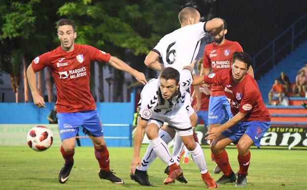 Pelea por el balón en el partido entre Calahorra y Castellón. 