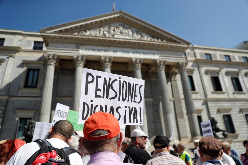 Los pensionistas han cortado el tráfico junto al Congreso.