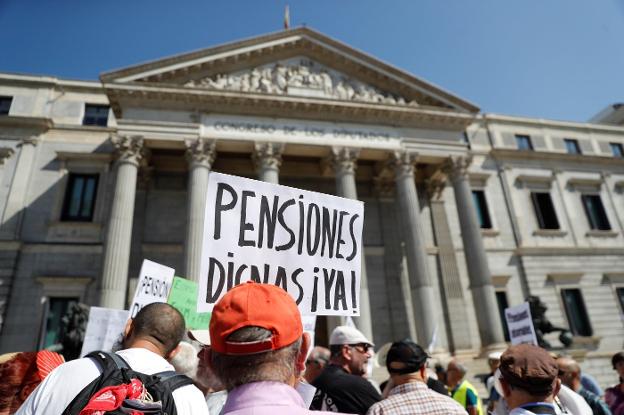 Decenas de pensionistas ayer, junto al Congreso, pidieron que suba su prestación con el IPC «real». :: efe