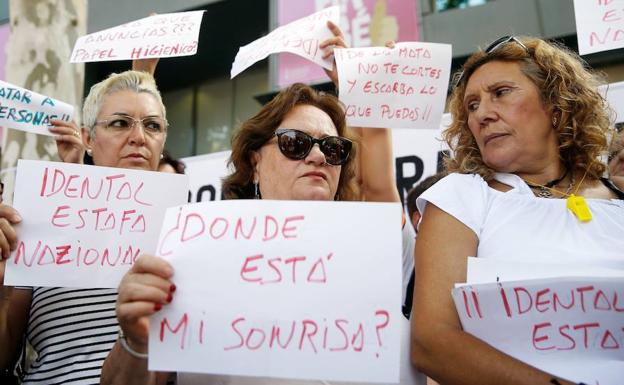 La Plataforma de afectadas por la estafa de Idental de Valencia se concentró en julio frente a la Conselleria de Sanidad. 