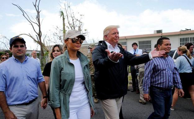 Trump y Melania pasean por uno de los barrios afectados por el huracán María en Puerto Rico.