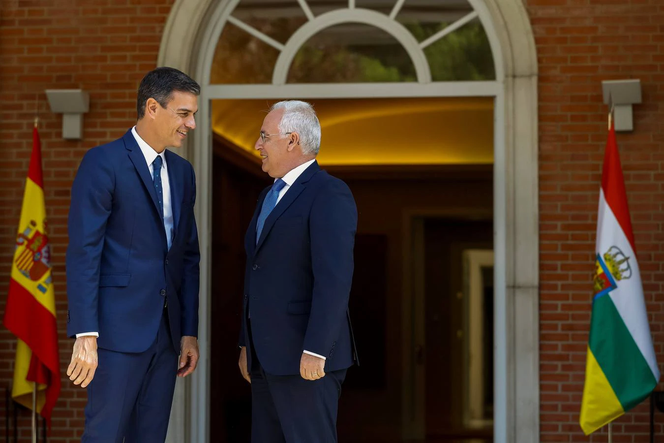 Fotos: Las imágenes del encuentro entre Pedro Sánchez y José Ignacio Ceniceros en Moncloa