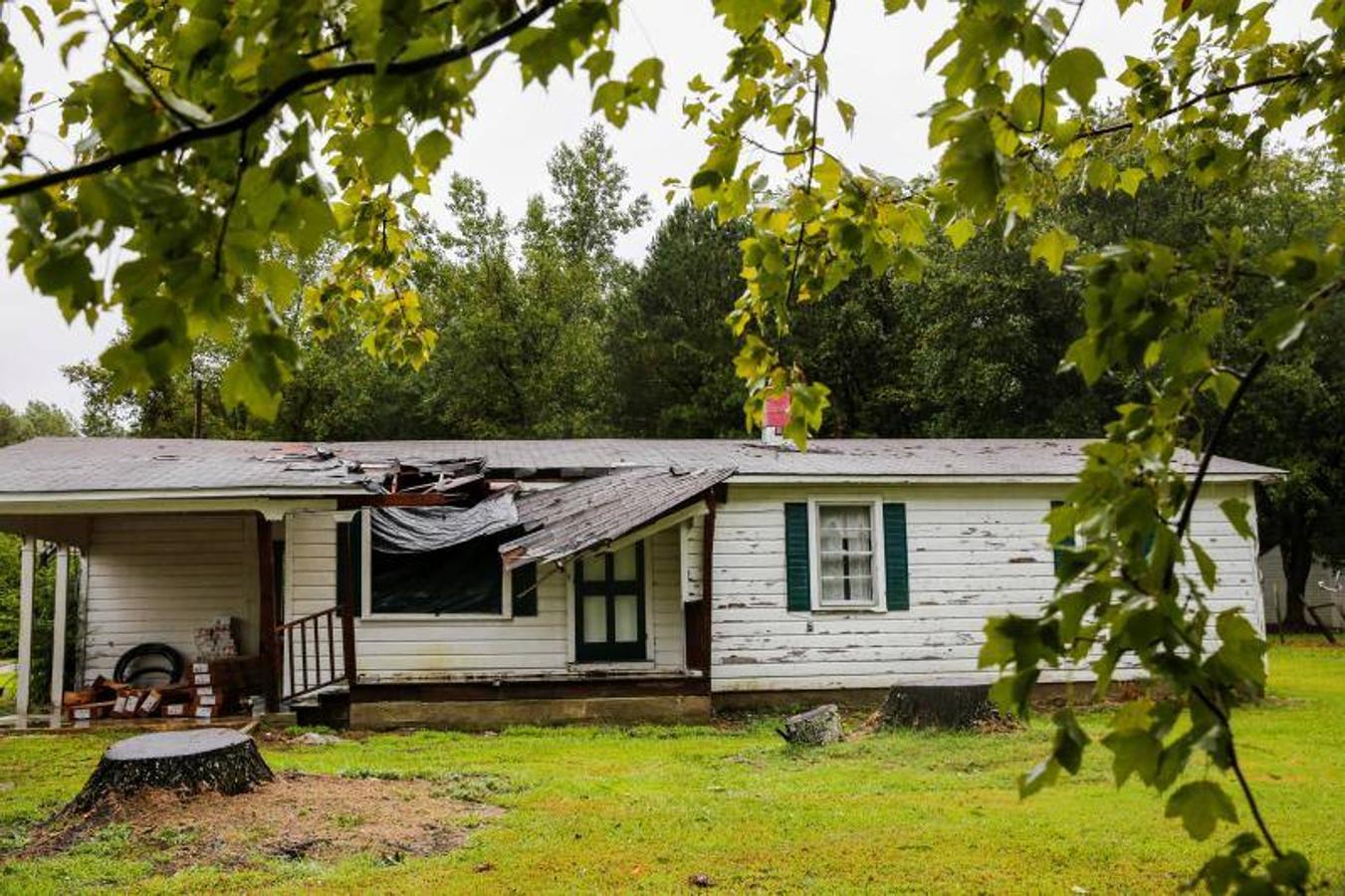 El techo de una casa derrumbado a causa del huracán.