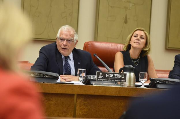 Borrell compareció ayer en la comisión de Asuntos Exteriores del Congreso que preside Dolores de Cospedal. :: Fernando Villar / efe