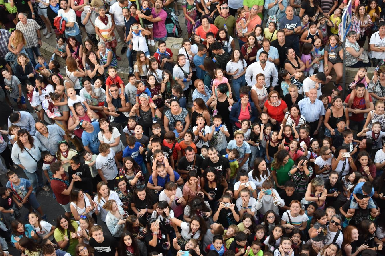 La Corporación infantil leyó el pregón y protagonizó el disparo del cohete que abre cinco días de fiesta por Santa Eufemia