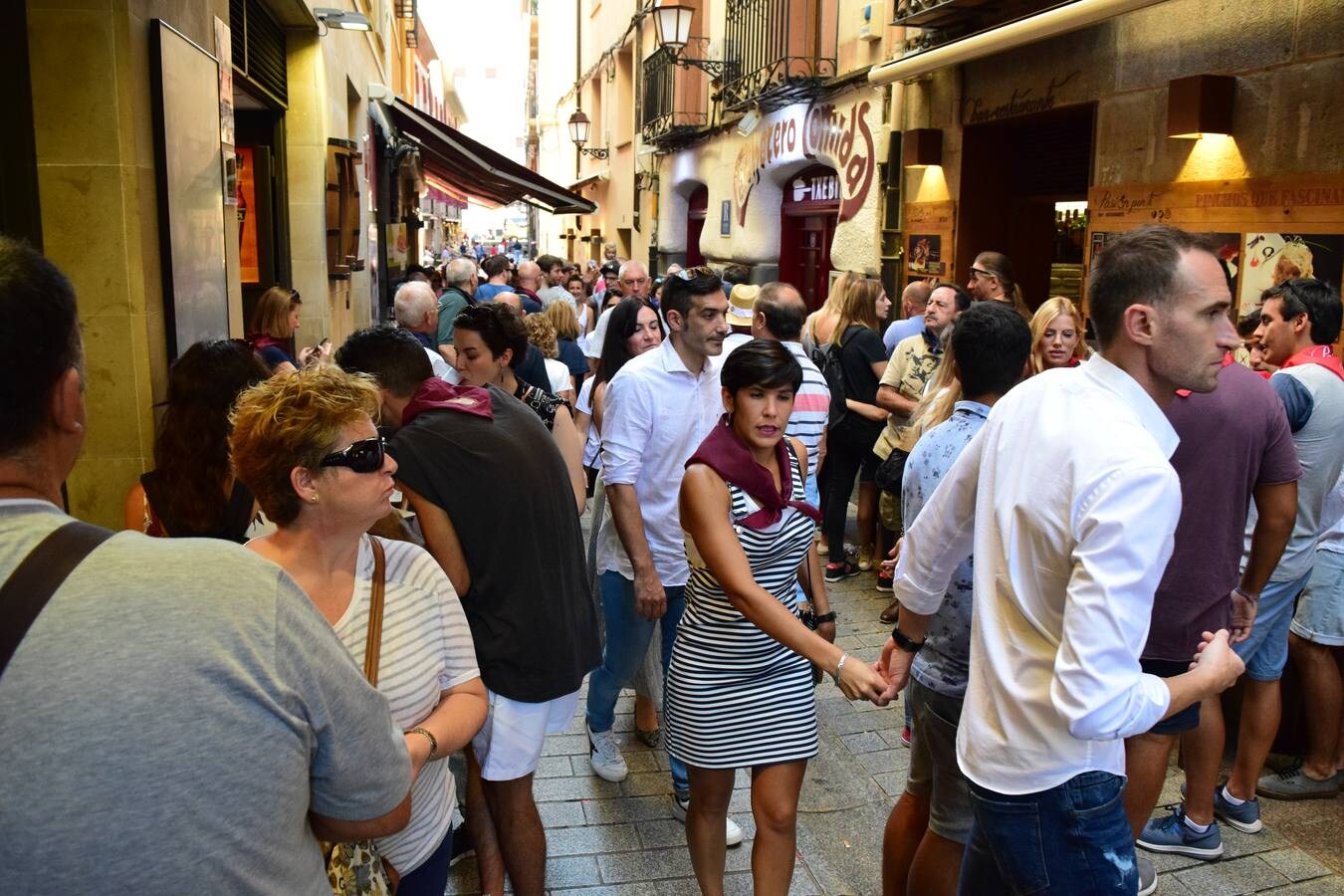 La calle logroñesa estaba atestada de gente disfrutando de los pinchos.