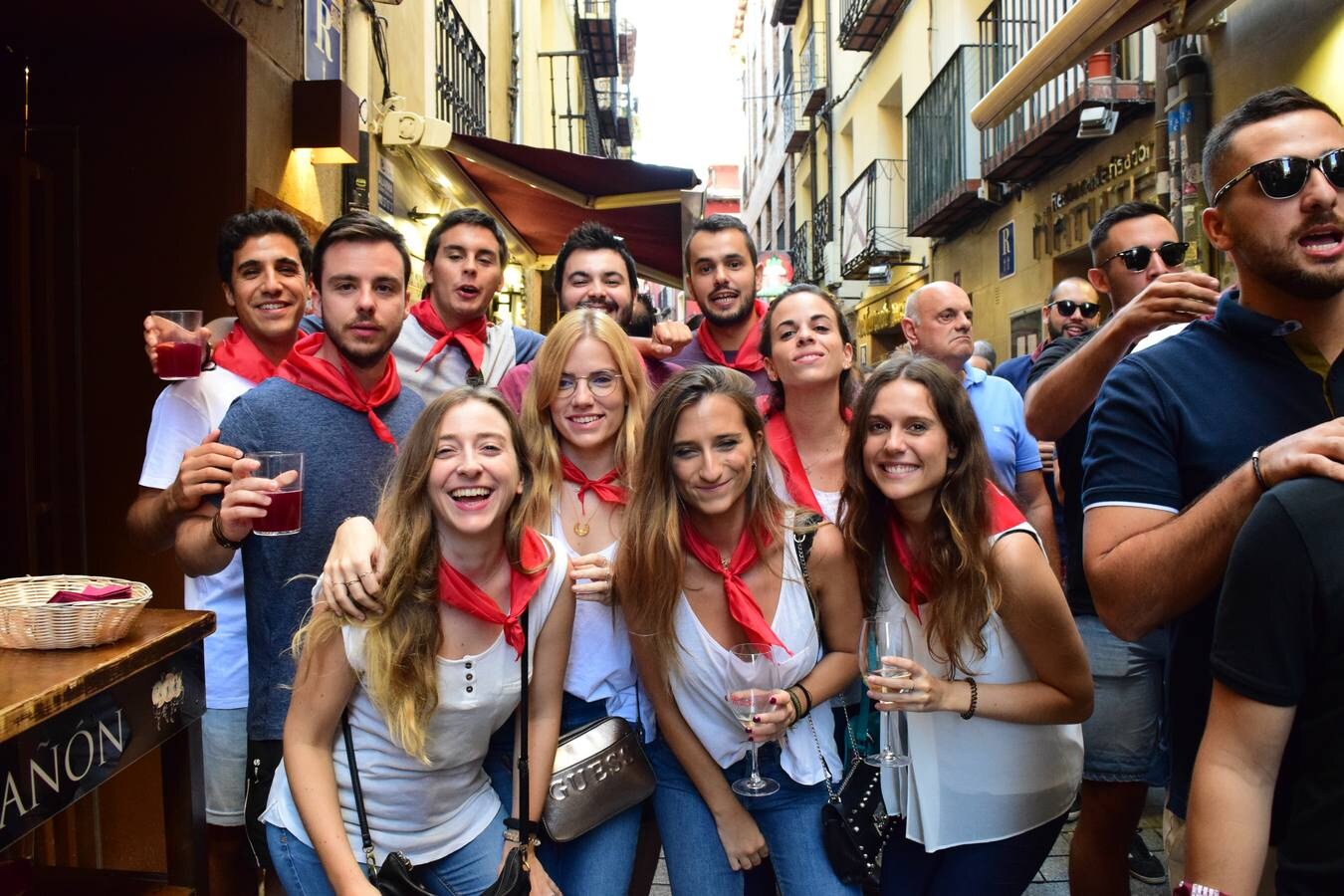 La calle logroñesa estaba atestada de gente disfrutando de los pinchos.