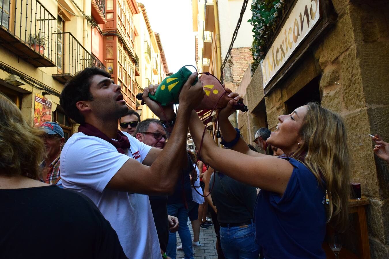 La calle logroñesa estaba atestada de gente disfrutando de los pinchos.