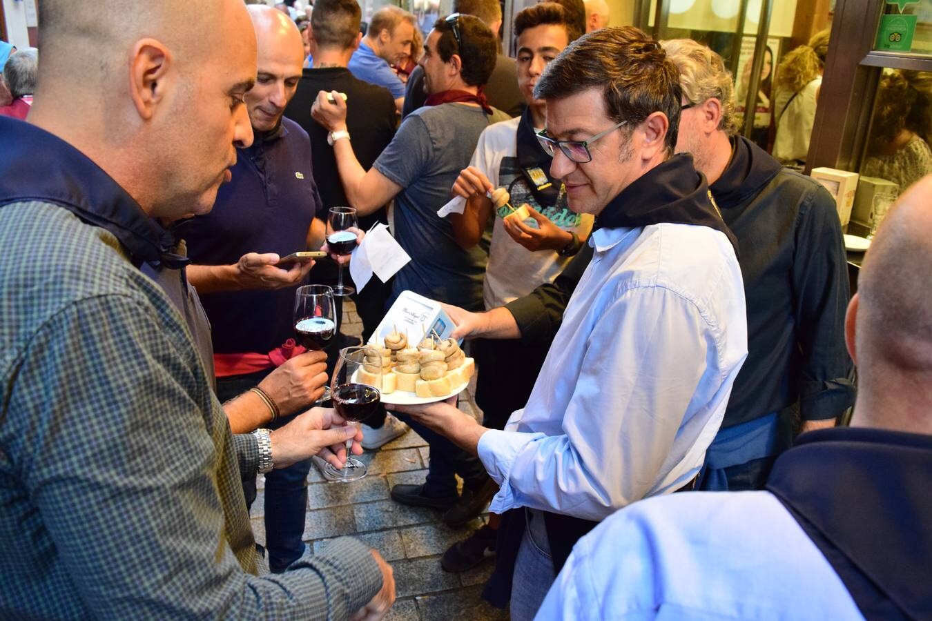 La calle logroñesa estaba atestada de gente disfrutando de los pinchos.