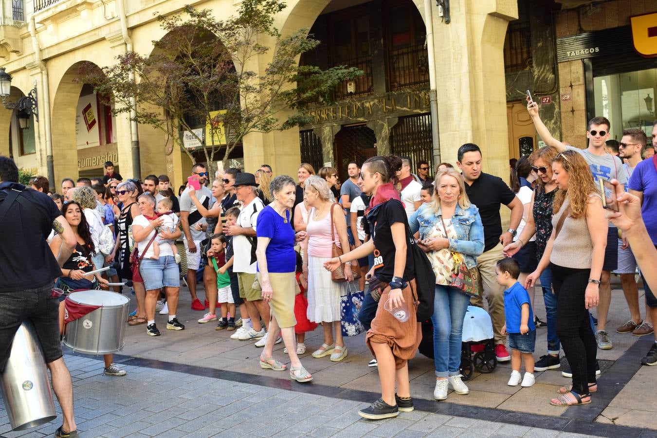 Miles de personas llenan hoy las calles de Logroño.