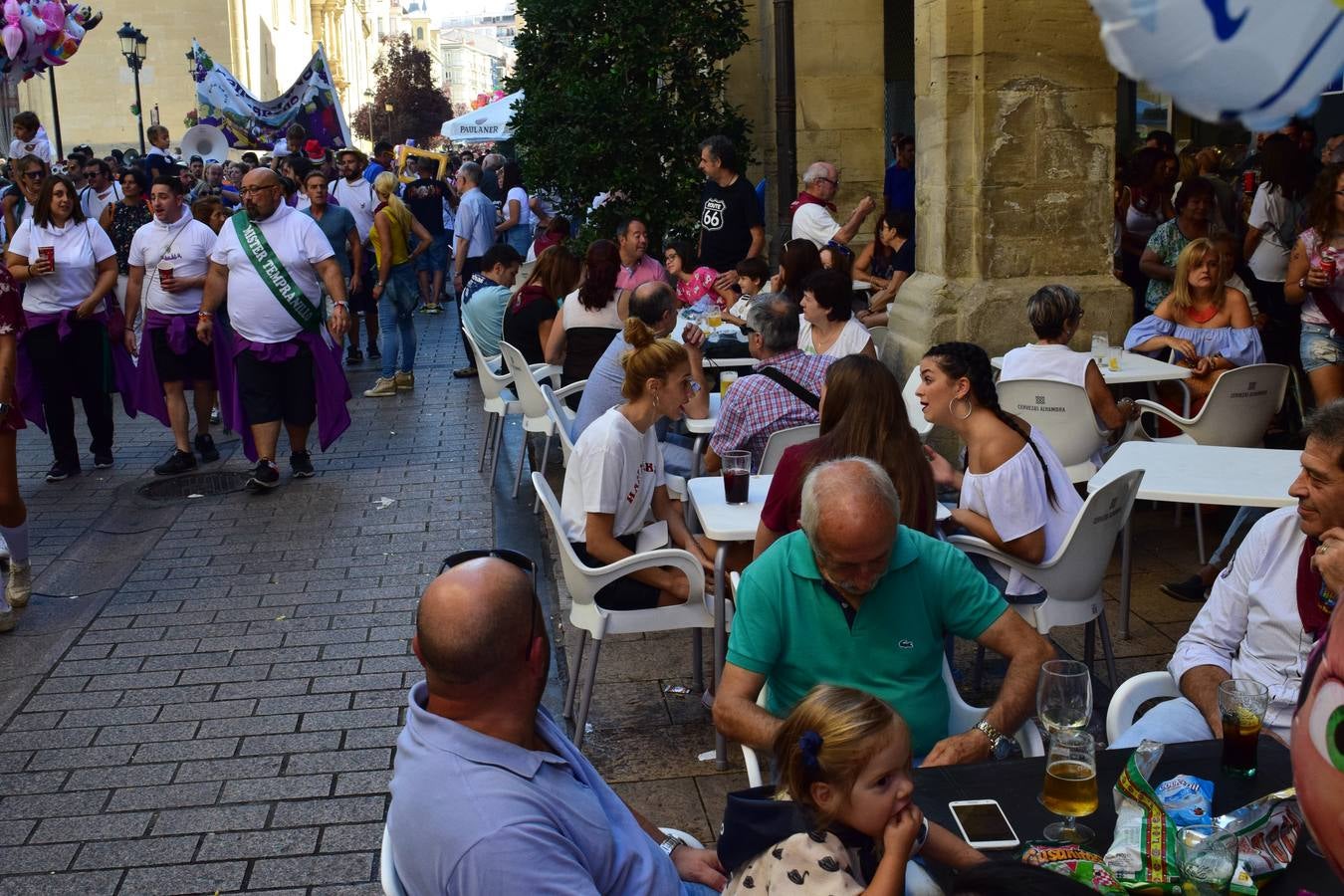 Miles de personas llenan hoy las calles de Logroño.