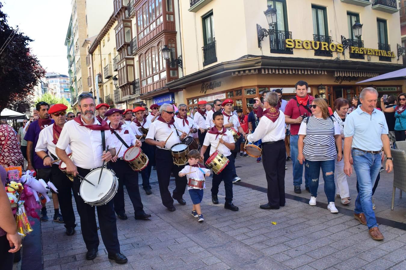 Miles de personas llenan hoy las calles de Logroño.