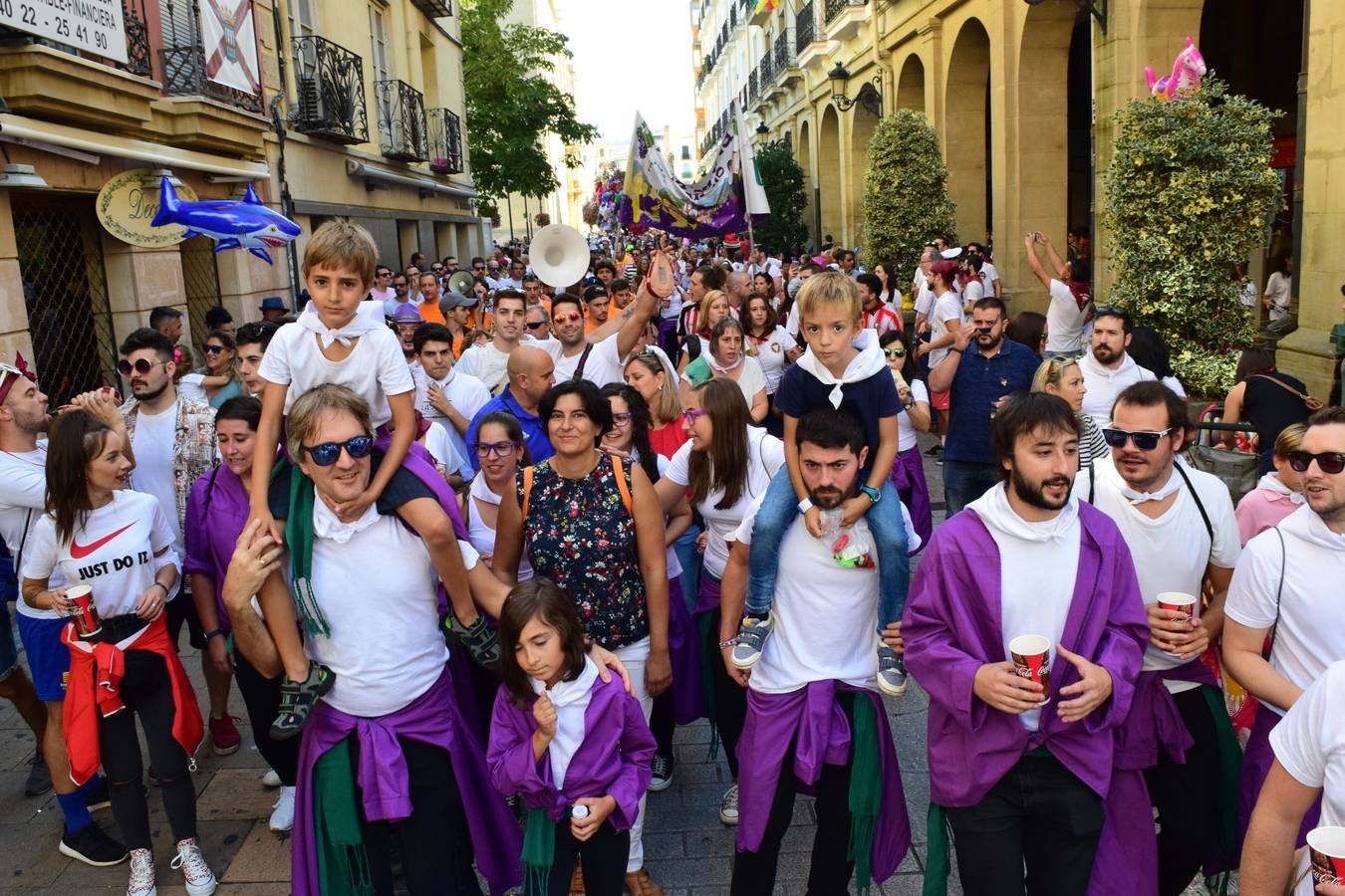 Miles de personas llenan hoy las calles de Logroño.