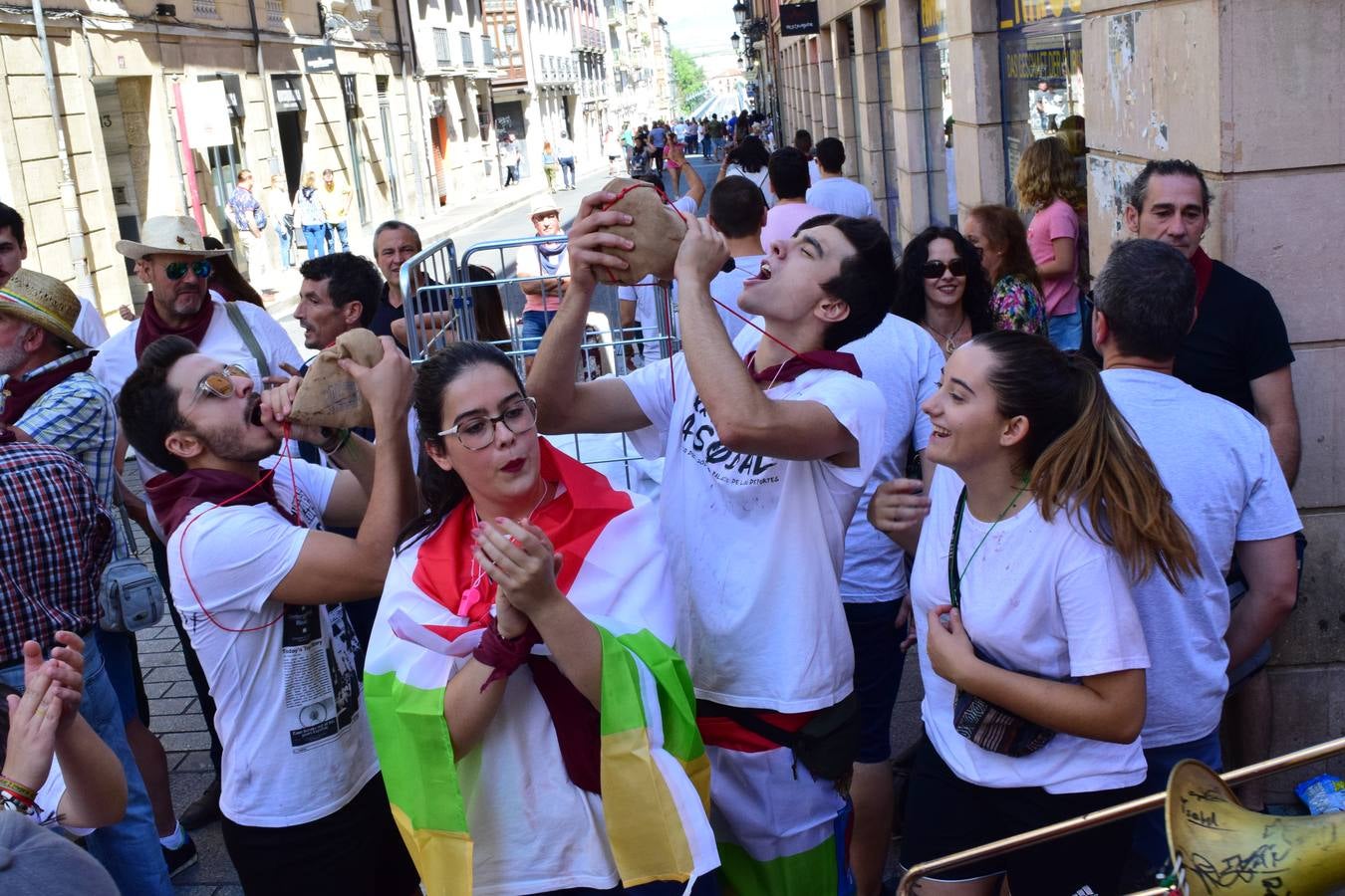 Miles de personas llenan hoy las calles de Logroño.