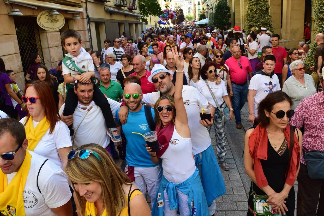 Miles de personas llenan hoy las calles de Logroño.