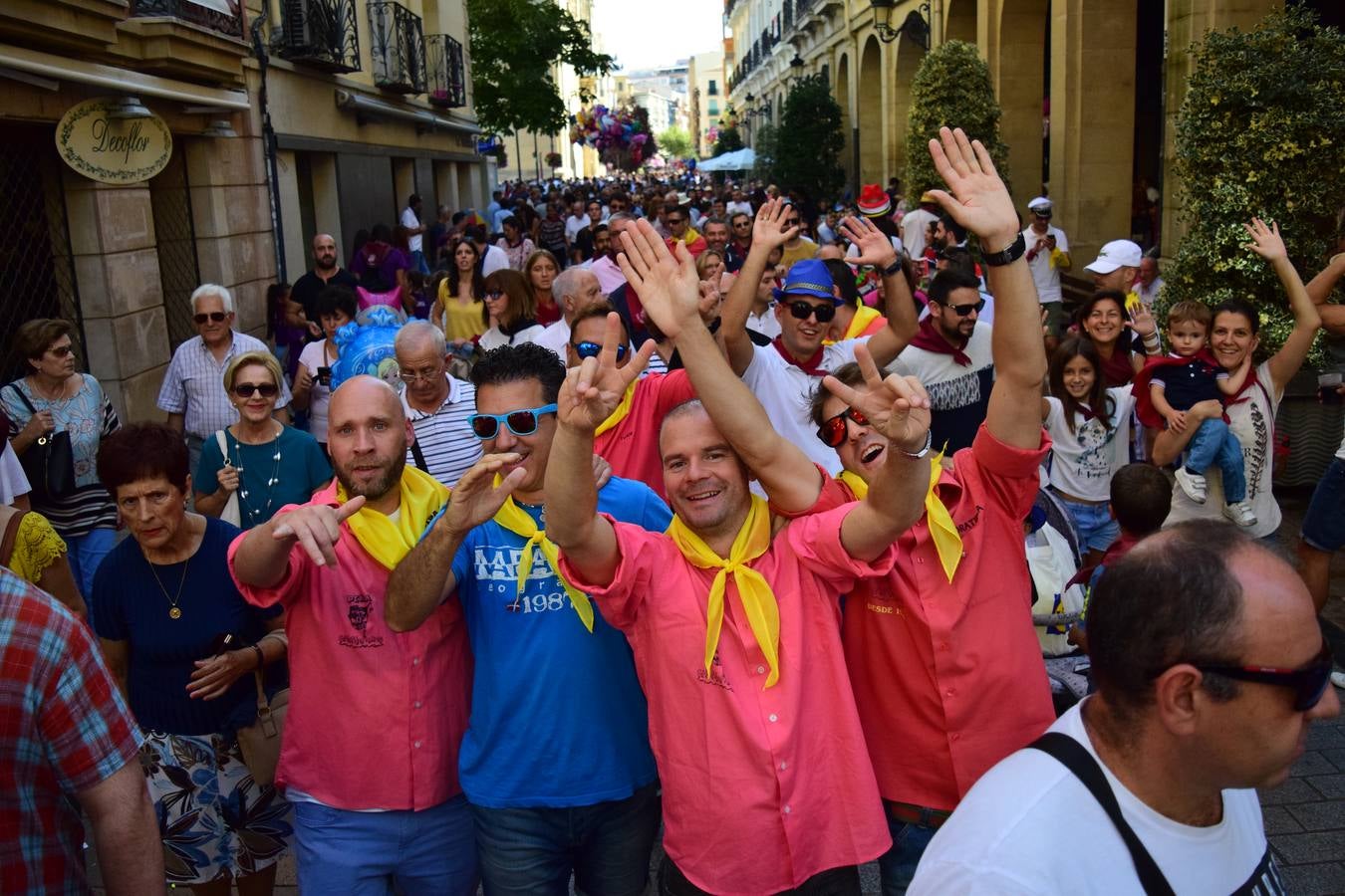 Miles de personas llenan hoy las calles de Logroño.