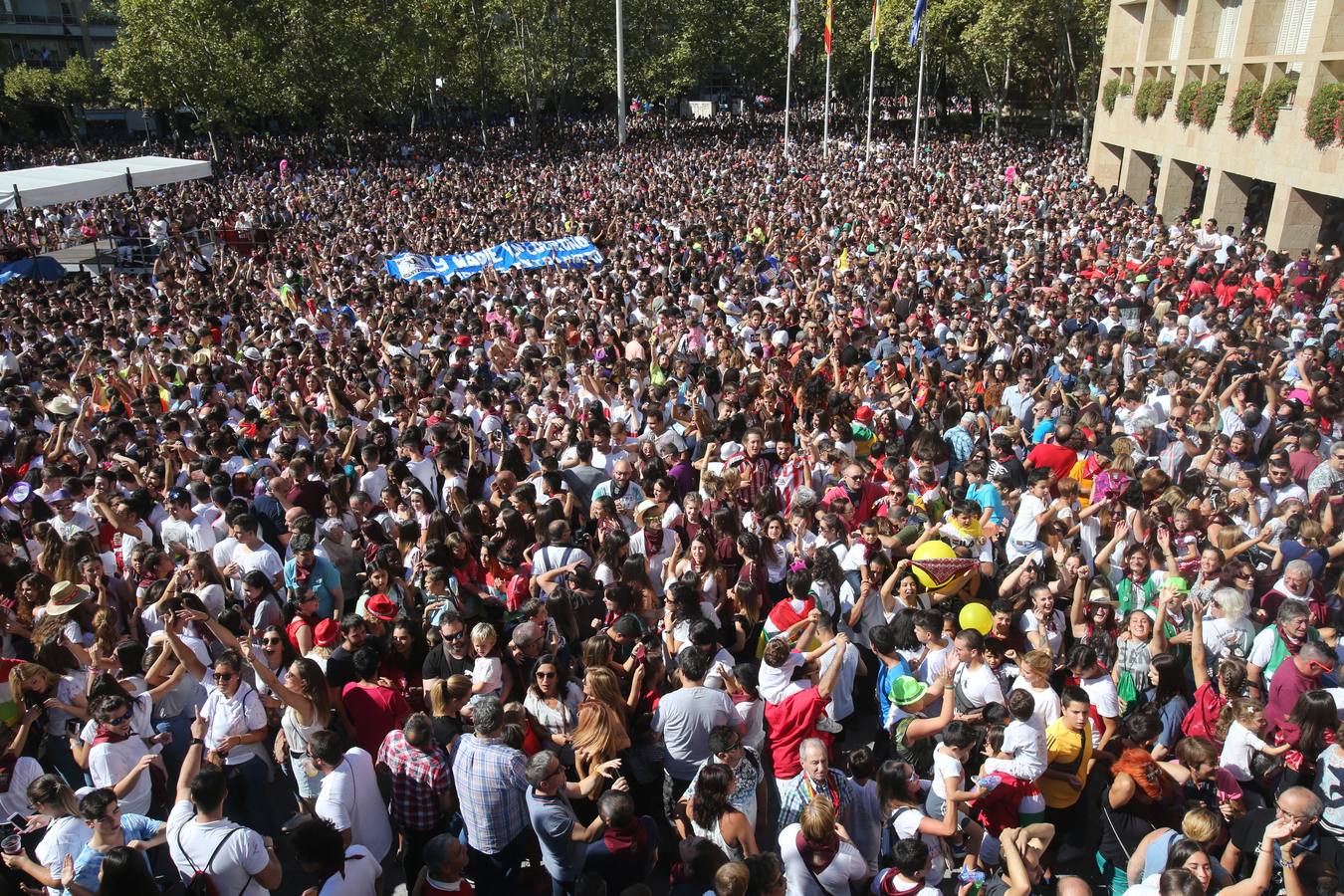 La plaza abarrotada, y nuestros fotógrafos echando humo: miles de personas en el Ayuntamiento