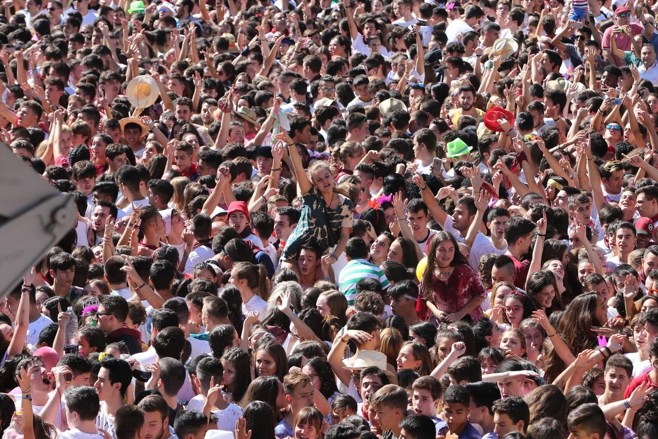 La plaza abarrotada, y nuestros fotógrafos echando humo: miles de personas en el Ayuntamiento