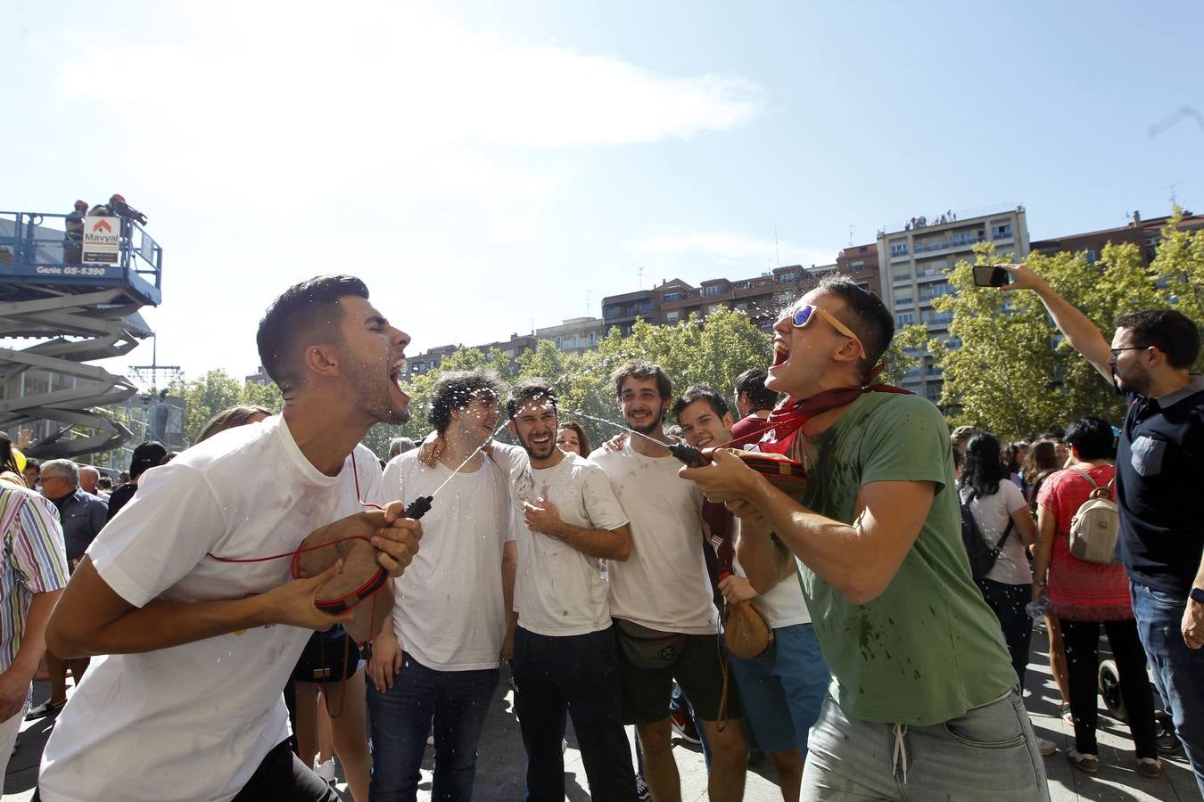 Las imágenes de la plaza del Ayuntamiento en el disparo del cohete