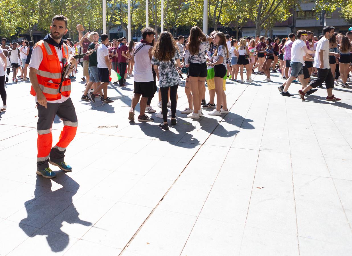 Miles de personas llenaron la plaza logroñesa el primer día de fiestas.