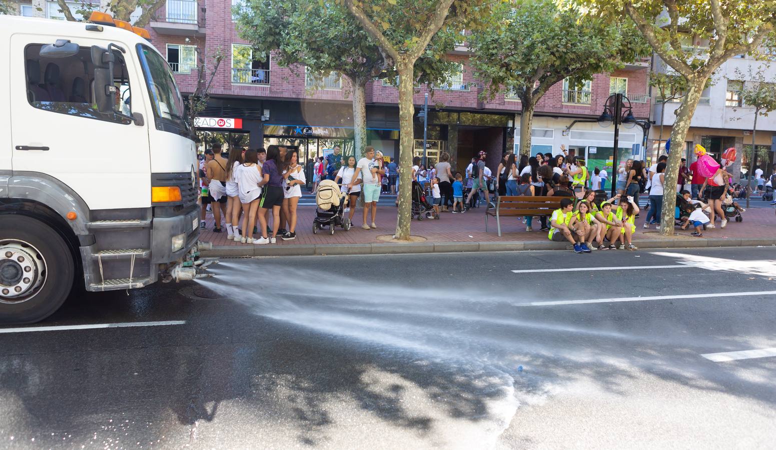 Miles de personas llenaron la plaza logroñesa el primer día de fiestas.