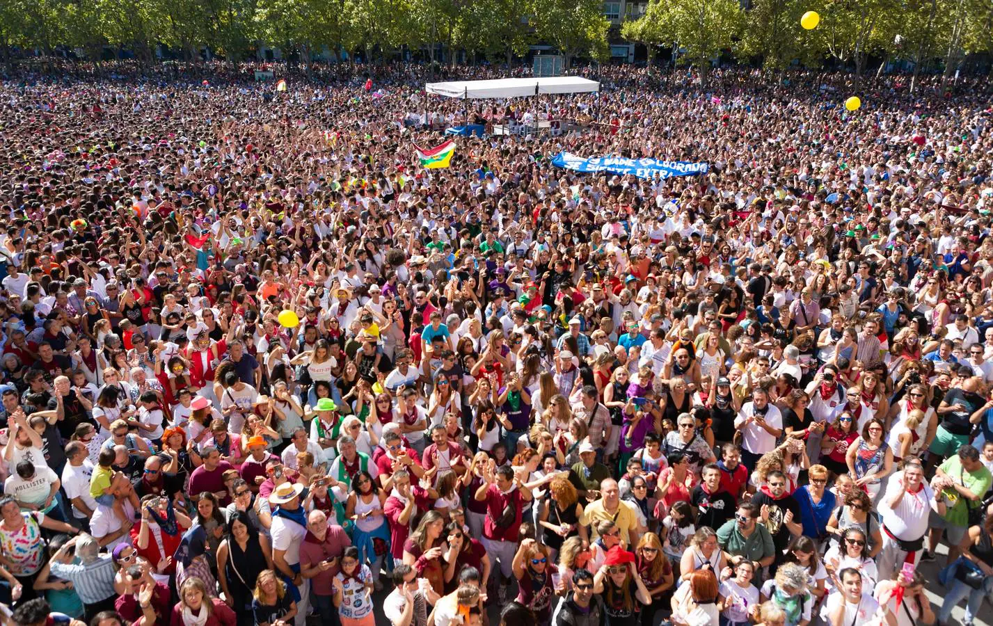 Miles de personas llenaron la plaza logroñesa el primer día de fiestas.