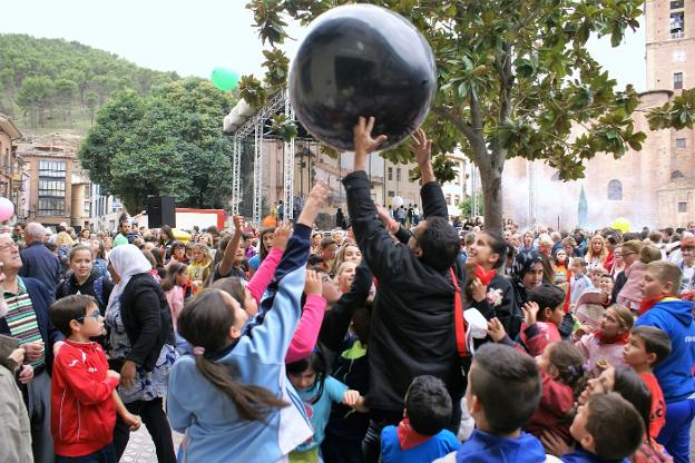 Niños y mayores esperarán al disparo del cohete para meterse de lleno en las fiestas najerinas. :: F. D.