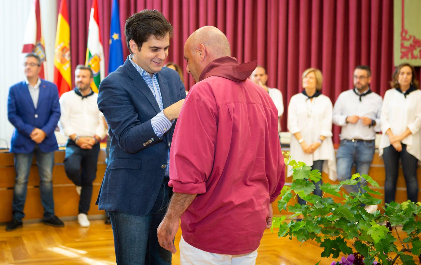 El salón de plenos del Ayuntamiento ha acogido la imposición de pañuelos de las fiestas de San Mateo.