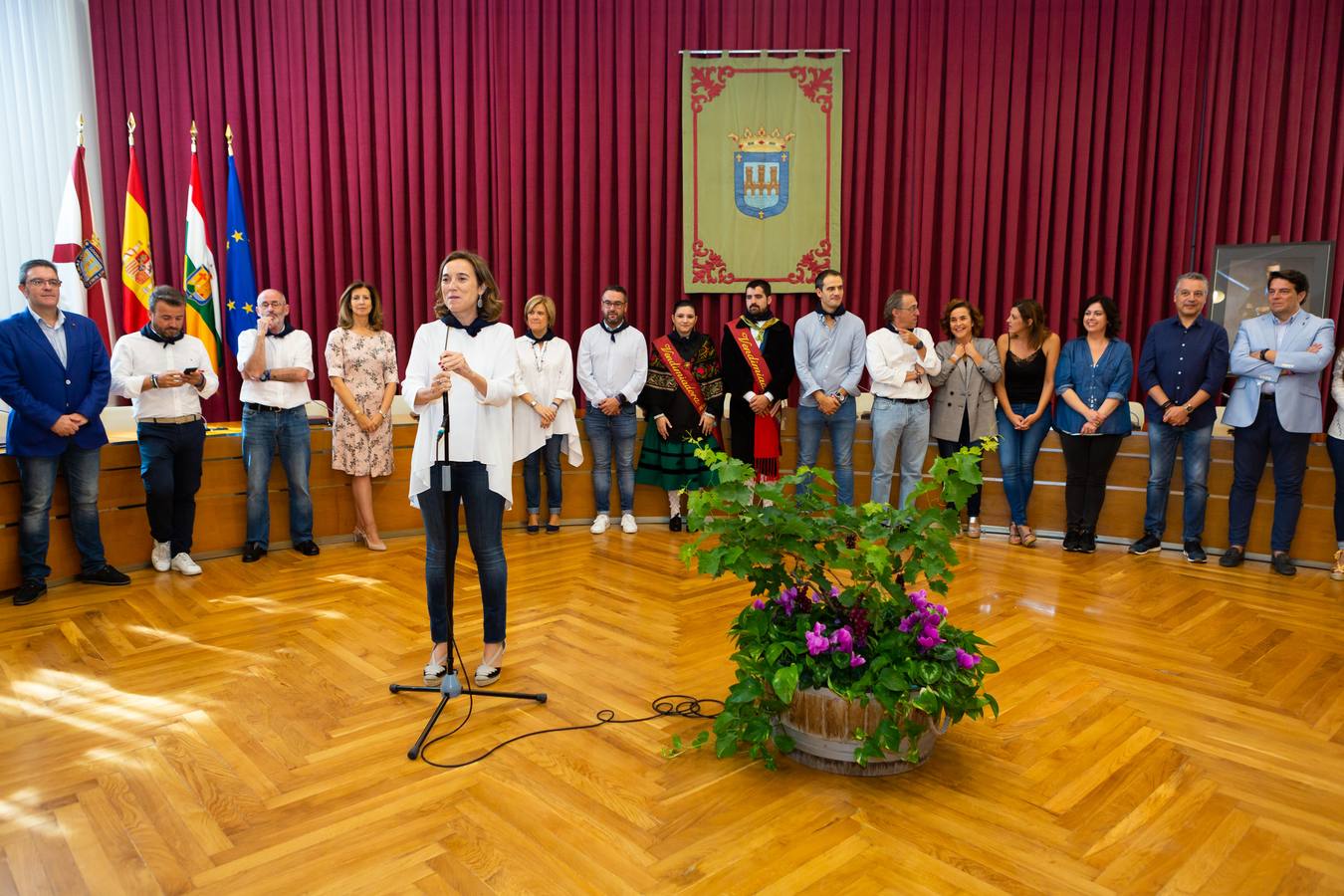 El salón de plenos del Ayuntamiento ha acogido la imposición de pañuelos de las fiestas de San Mateo.