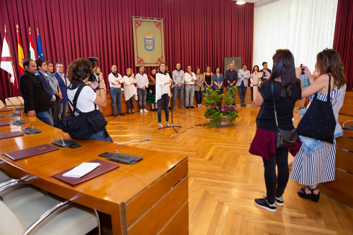 El salón de plenos del Ayuntamiento ha acogido la imposición de pañuelos de las fiestas de San Mateo.