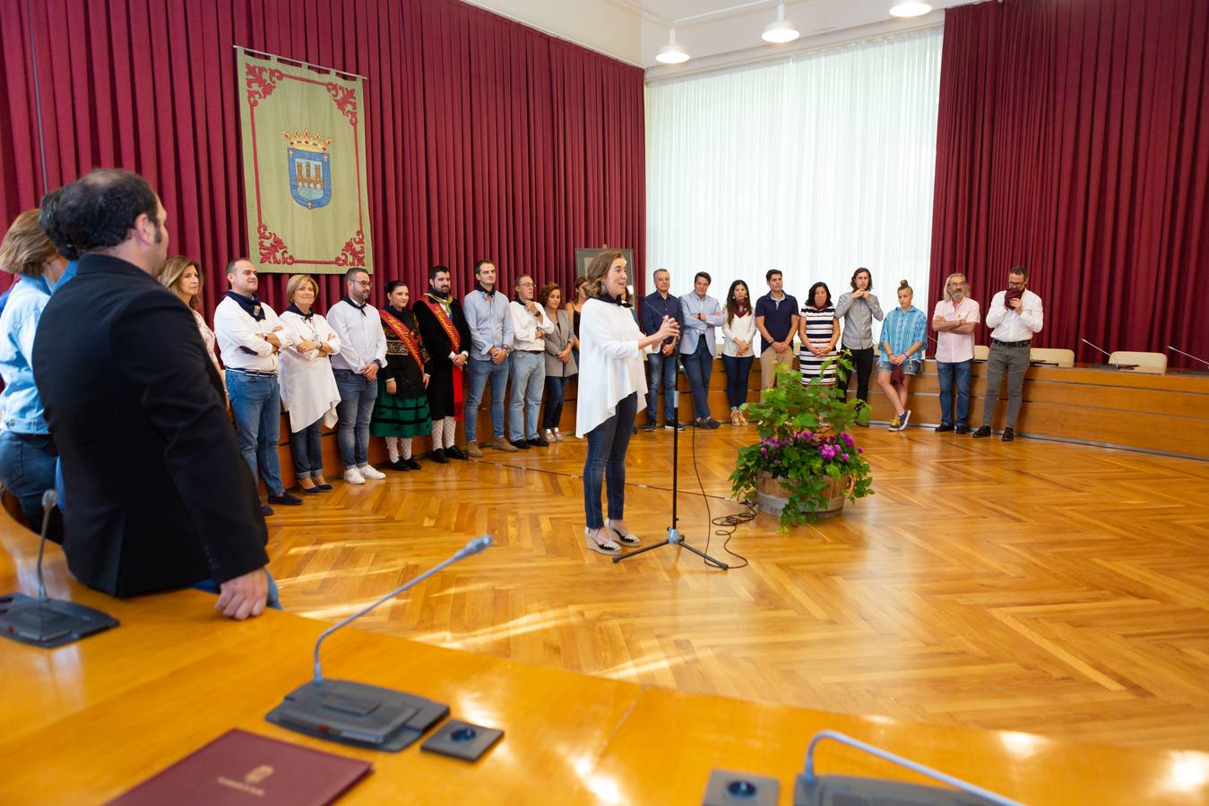 El salón de plenos del Ayuntamiento ha acogido la imposición de pañuelos de las fiestas de San Mateo.