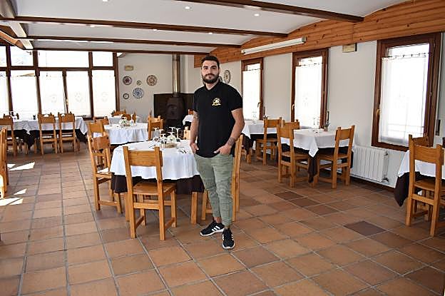 José Julián Cabezón Rodríguez muestra uno de los dos comedores de que dispone el bar-restaurante El Refugio. :: p. h.