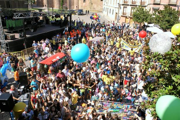 La plaza de España acogió a cientos de najerinos para asistir en directo al cohete y comenzar unos días de jolgorio y celebración. :: F. D.