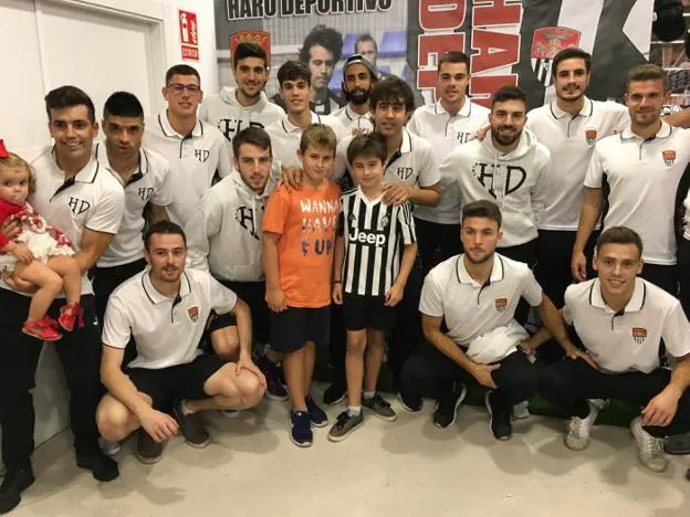 Los jugadores del Haro Deportivo durante el acto de presentación celebrado el viernes. :: D.M.A.