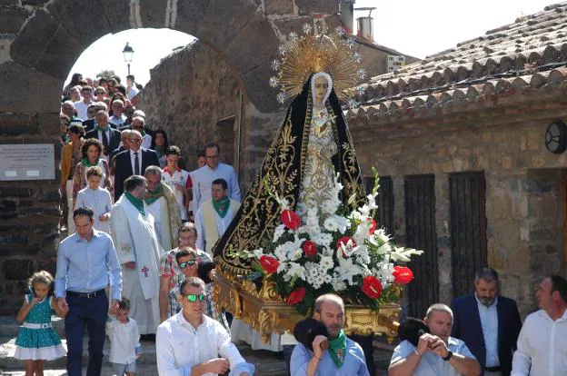 Procesión de la Virgen de la Soledad, ayer, en Cornago. :: s.s.j.