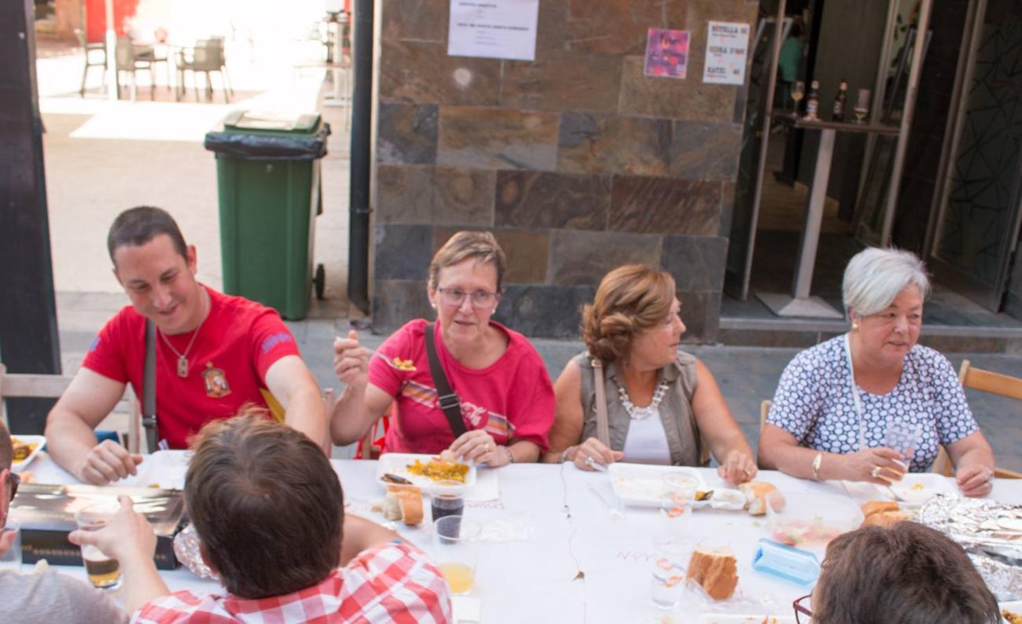 Comida popular 'Paella.. pa todos', que ha reunido en las calles Madrid y Román Gimeno, de Santo Domingo de la Calzada, a 650 personas.