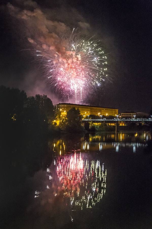 La pirotecnia Vulcano iluminó el cielo de Logroño en la primera noche festiva