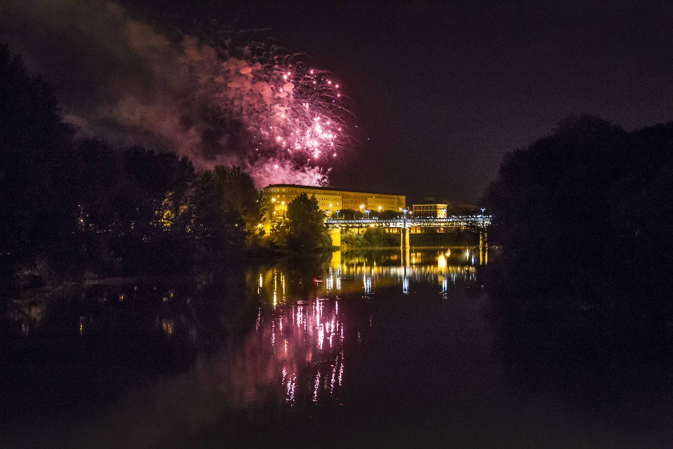 La pirotecnia Vulcano iluminó el cielo de Logroño en la primera noche festiva