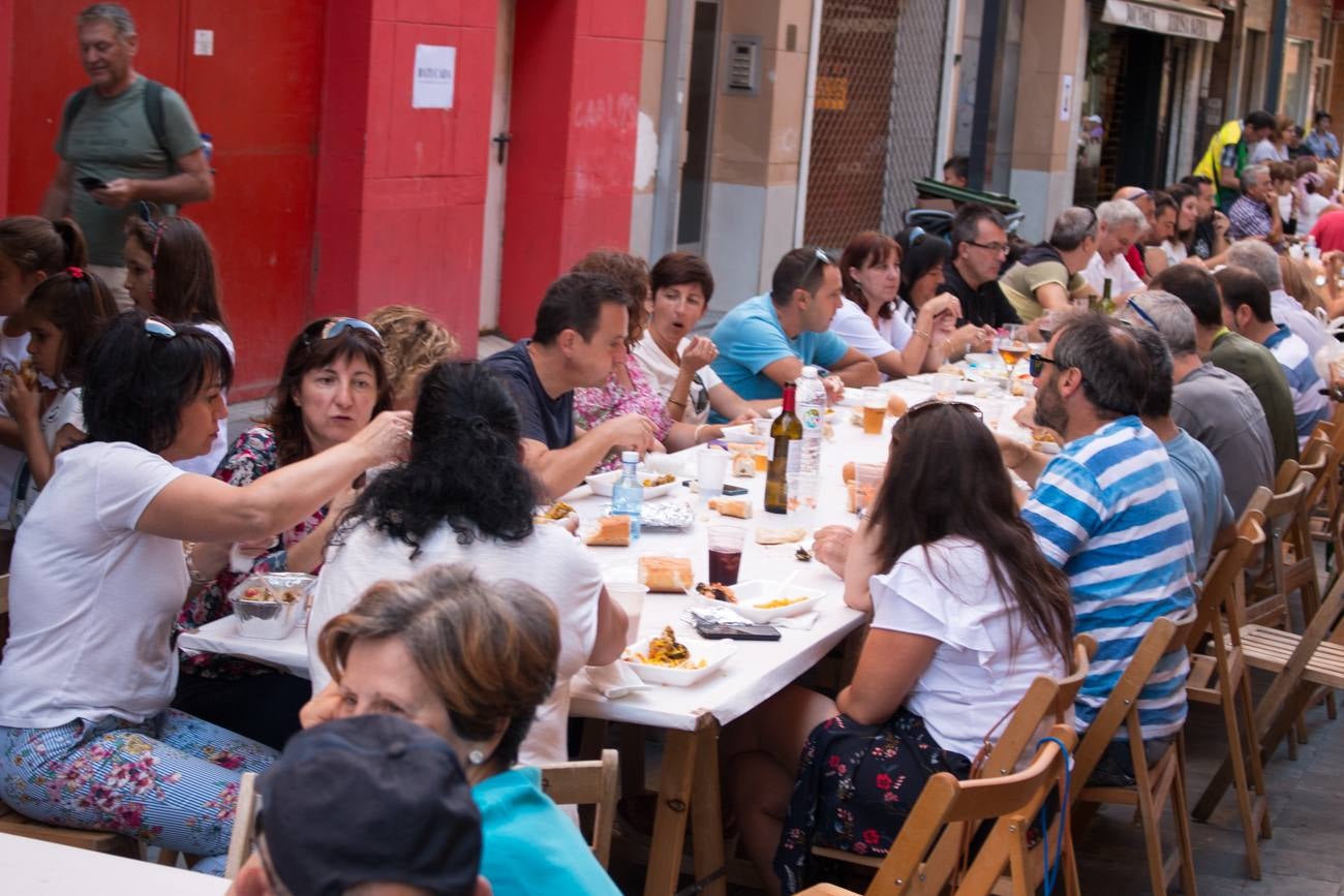 Comida popular 'Paella.. pa todos', que ha reunido en las calles Madrid y Román Gimeno, de Santo Domingo de la Calzada, a 650 personas.