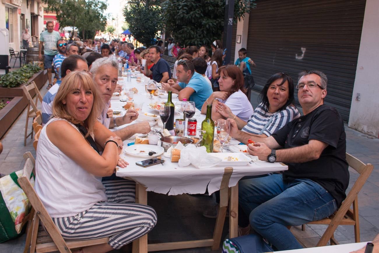 Comida popular 'Paella.. pa todos', que ha reunido en las calles Madrid y Román Gimeno, de Santo Domingo de la Calzada, a 650 personas.