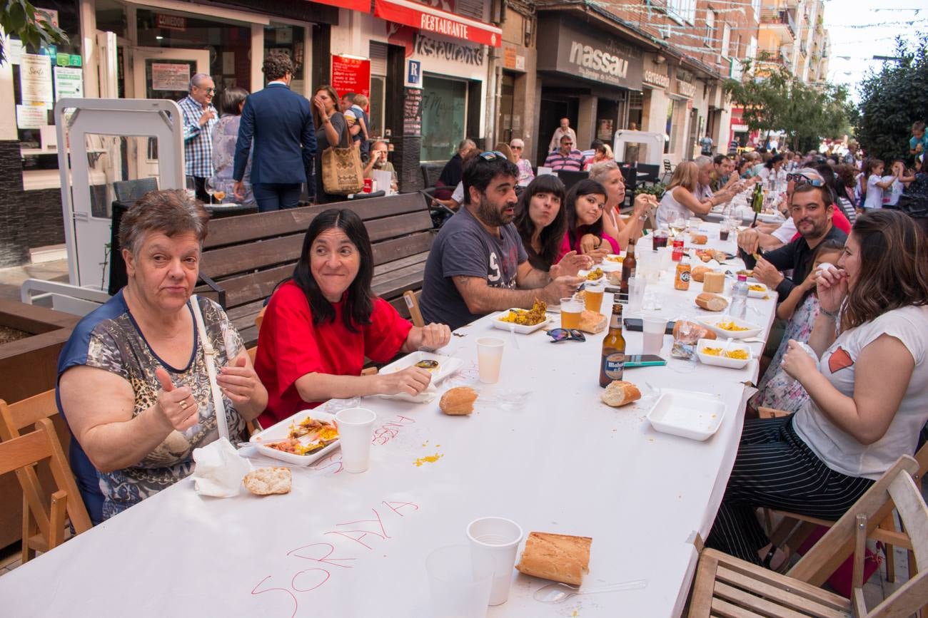 Comida popular 'Paella.. pa todos', que ha reunido en las calles Madrid y Román Gimeno, de Santo Domingo de la Calzada, a 650 personas.