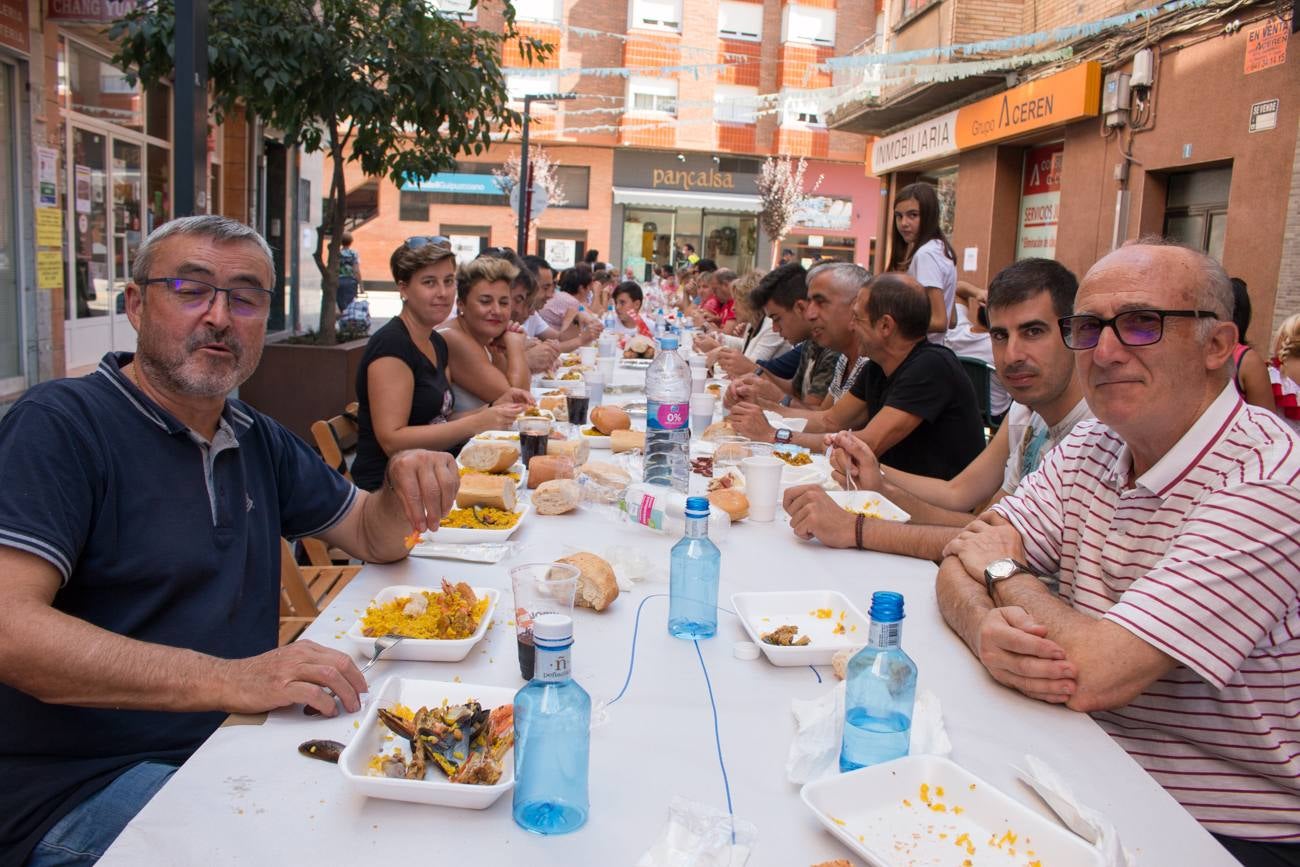 Comida popular 'Paella.. pa todos', que ha reunido en las calles Madrid y Román Gimeno, de Santo Domingo de la Calzada, a 650 personas.