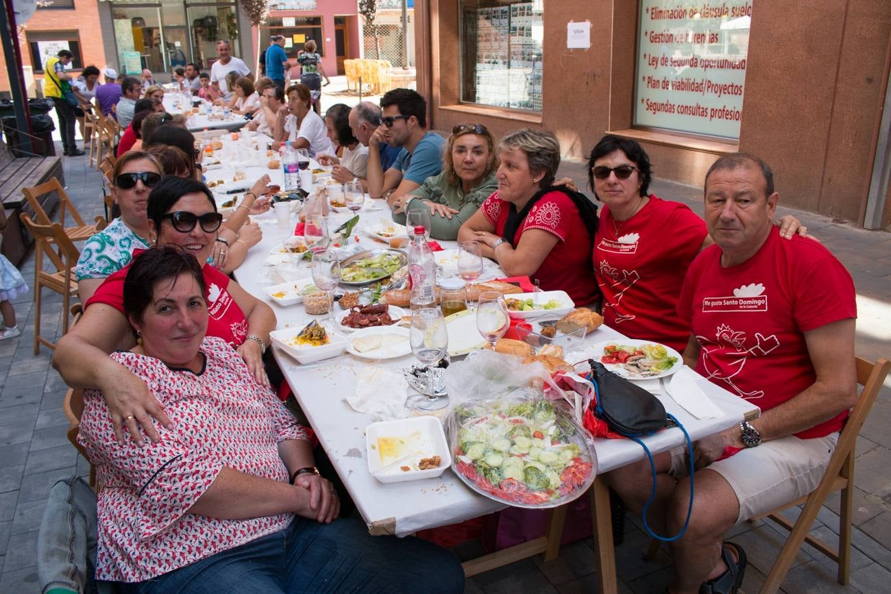 Comida popular 'Paella.. pa todos', que ha reunido en las calles Madrid y Román Gimeno, de Santo Domingo de la Calzada, a 650 personas.