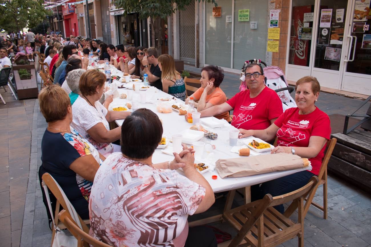 Comida popular 'Paella.. pa todos', que ha reunido en las calles Madrid y Román Gimeno, de Santo Domingo de la Calzada, a 650 personas.