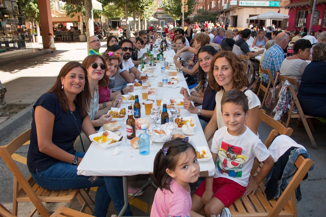 Comida popular 'Paella.. pa todos', que ha reunido en las calles Madrid y Román Gimeno, de Santo Domingo de la Calzada, a 650 personas.