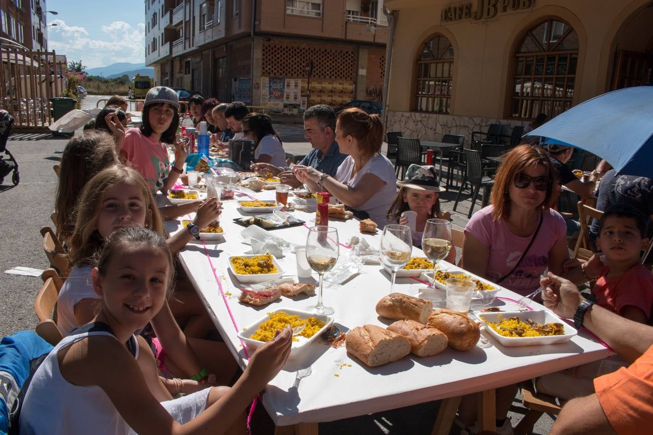 Comida popular 'Paella.. pa todos', que ha reunido en las calles Madrid y Román Gimeno, de Santo Domingo de la Calzada, a 650 personas.