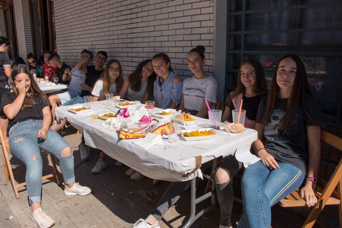 Comida popular 'Paella.. pa todos', que ha reunido en las calles Madrid y Román Gimeno, de Santo Domingo de la Calzada, a 650 personas.