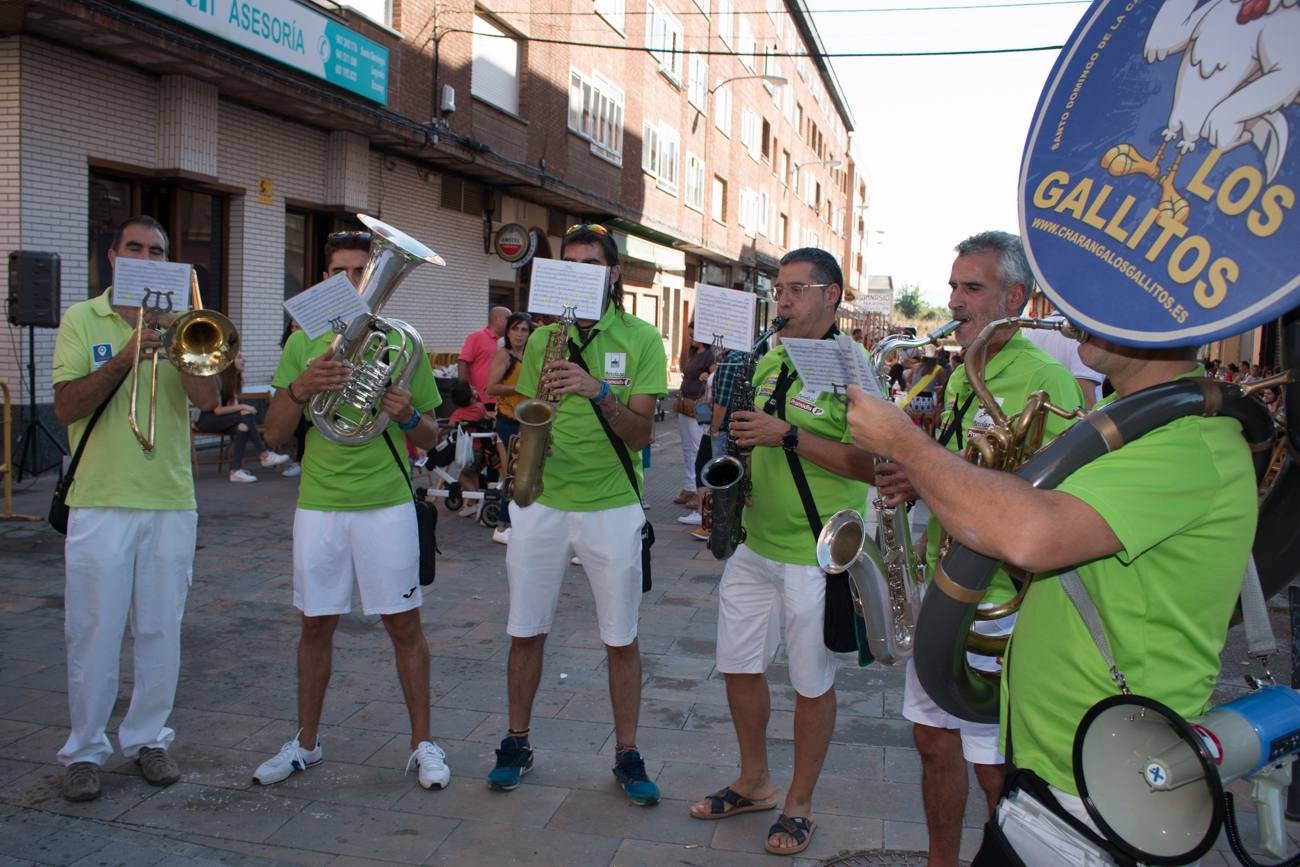 Comida popular 'Paella.. pa todos', que ha reunido en las calles Madrid y Román Gimeno, de Santo Domingo de la Calzada, a 650 personas.