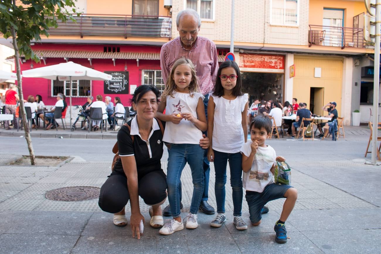 Comida popular 'Paella.. pa todos', que ha reunido en las calles Madrid y Román Gimeno, de Santo Domingo de la Calzada, a 650 personas.