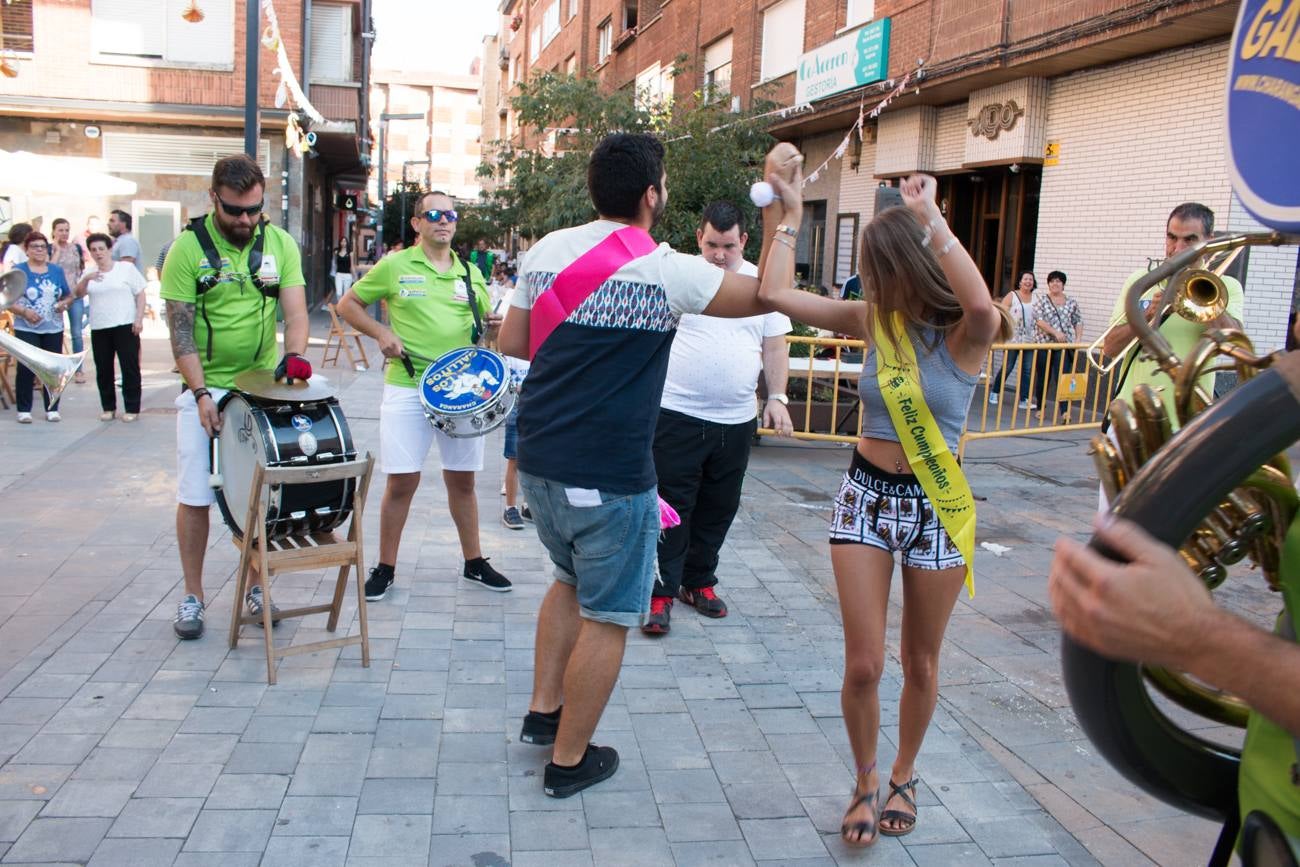 Comida popular 'Paella.. pa todos', que ha reunido en las calles Madrid y Román Gimeno, de Santo Domingo de la Calzada, a 650 personas.